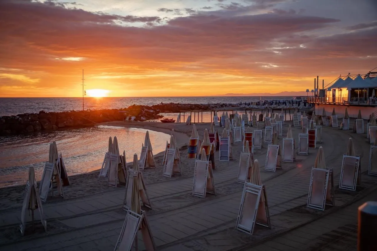 Appartamento La Marea Monolocale sul mare Tirrenia